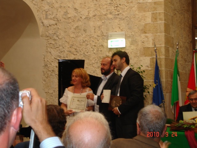 Cinzia Demi con Davide Rondoni, Premio Mons Aureus a Il tratto che ci unisce (2010, Montelepre, Palermo)