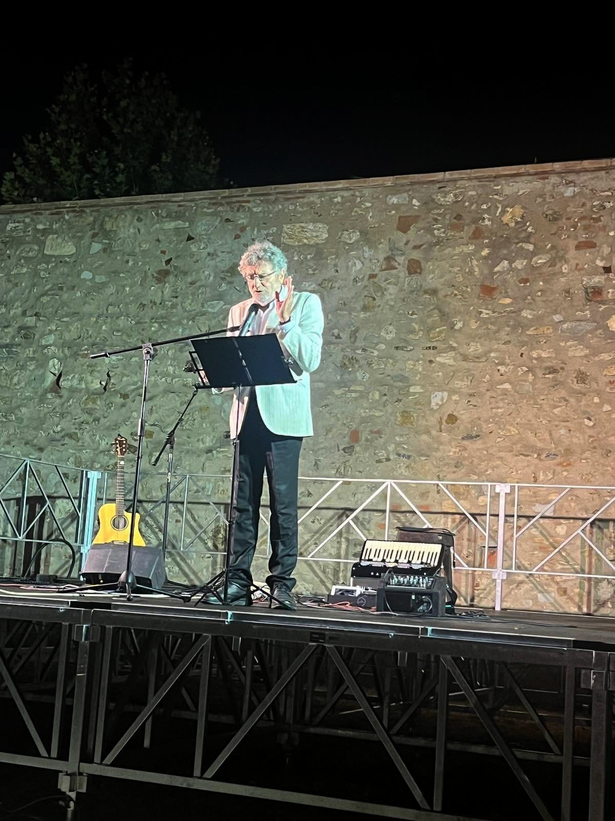 Gabriele Marchesini in scena con il suo monologo al Festival Piombino in Arte 2025. Direzione artistica a cura di Cinzia Demi.