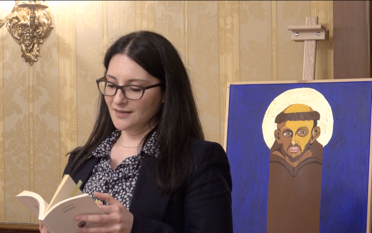 Anna Ruotolo durante la lettura della sua poesia