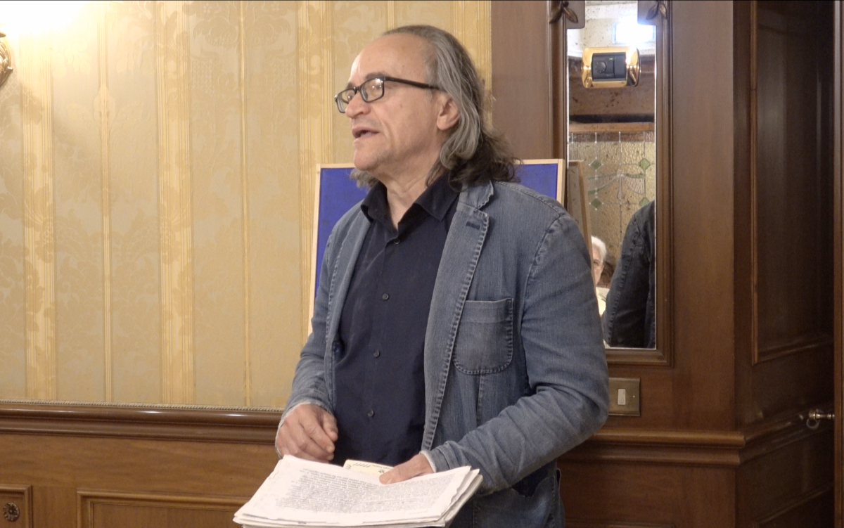 Sauro Albisani durante la lettura della sua poesia
