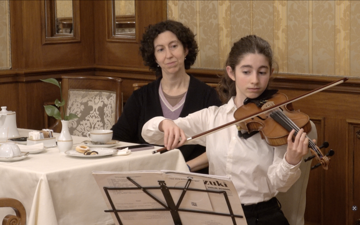 La violinista dell'evento Un thè con la poesia dell'7 maggio 2025