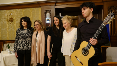 Le autrici Piccinno e Pericone con i musicisti durante l'evento Un thè con la poesia dell'8 aprile 2025